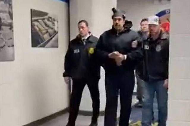 马杜罗穿拖鞋竖拇指,与美国特工微笑合影,该抓捕是否合法惹争议(组图) - 3