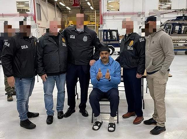 马杜罗穿拖鞋竖拇指,与美国特工微笑合影,该抓捕是否合法惹争议(组图) - 1