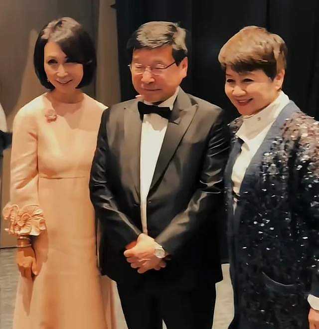 梁安琪何超凤同框差距明显,年龄同样60多岁,前者气血足后者干瘪(组图) - 4
