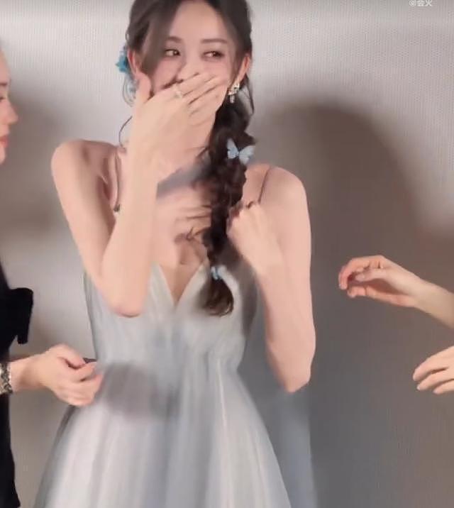 娜扎剧宣跳舞肩带断裂,开叉领口差点走光,惊慌后坚持跳完舞(组图) - 7