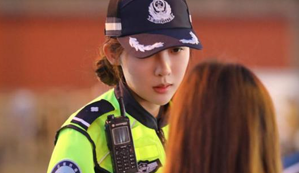 26岁北京女交警“撞脸”杨紫,许多游客误会(组图) - 2