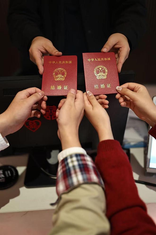 校园情侣199元买“恋爱保险”，10年后结婚申领1万保金（组图） - 3