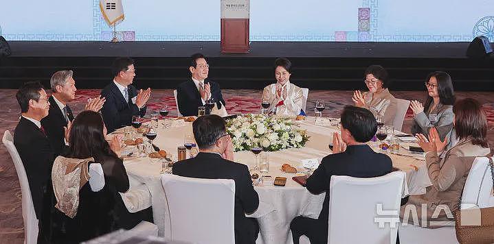 李在明夫妇在北京出席招待会！第一夫人穿传统韩服亮相，又惊艳了（组图） - 4