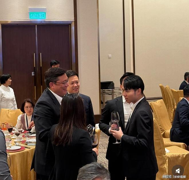 何猷亨大方公开恋情，与女友牵手跨年，脸贴脸高调撒糖好甜蜜（组图） - 5