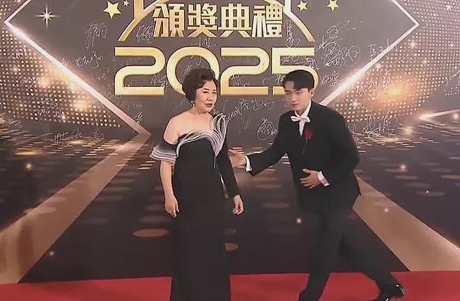 TVB颁奖礼红毯老龄化严重！50岁佘诗曼压轴，黄宗泽老到认不出（组图） - 37