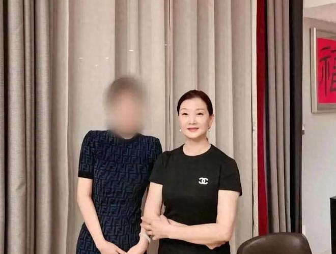 59岁宋祖英现身北京,坐包厢看戏捧场,看她脸才知岁月真不败美人(组图) - 10