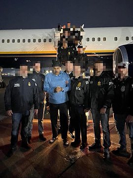 马杜洛疑“手铐比赞”照片曝光!被押仍淡定喊:新年快乐(视频/组图) - 2