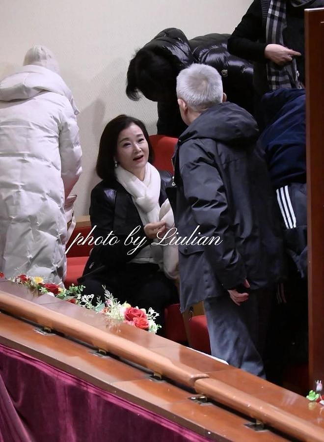 59岁宋祖英现身北京,坐包厢看戏捧场,看她脸才知岁月真不败美人(组图) - 2