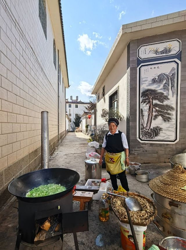 龚琳娜回云南参加邻居婚礼,吃乡村流水席,一桌15道菜12道是荤菜(组图) - 4