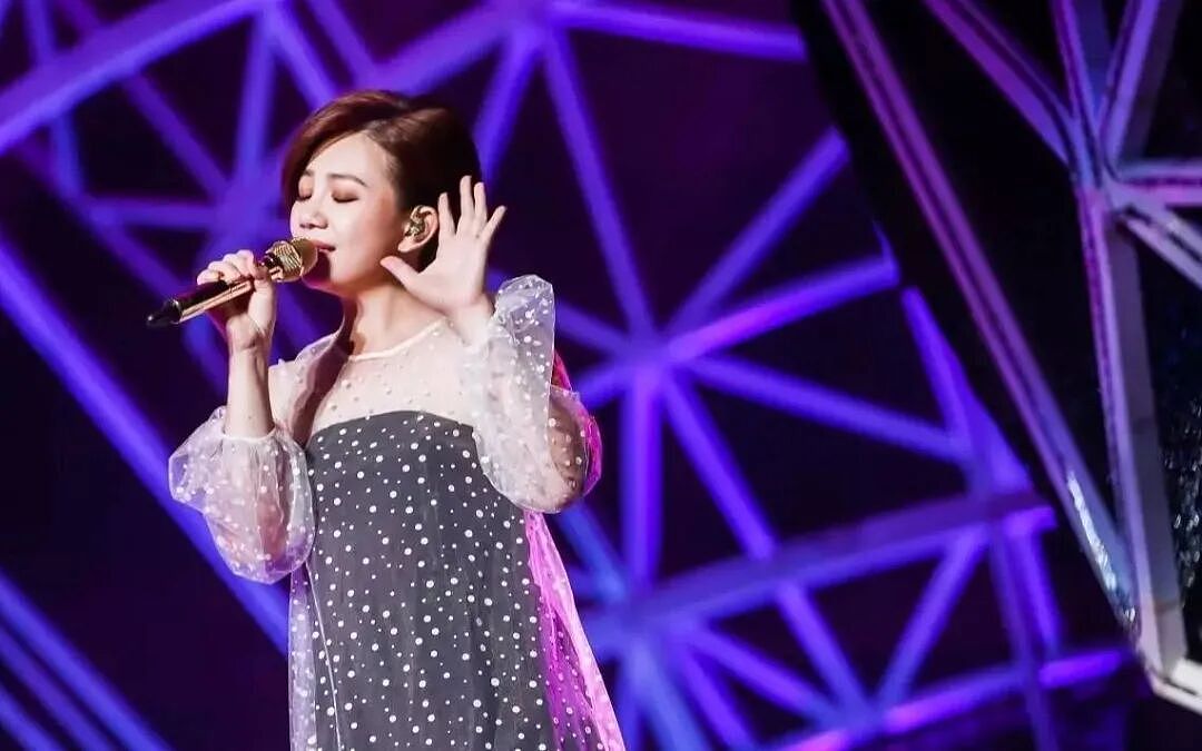 梁静茹厦门演唱会身材发福，金发造型翻车认不出，撞脸李湘张惠妹（组图） - 1