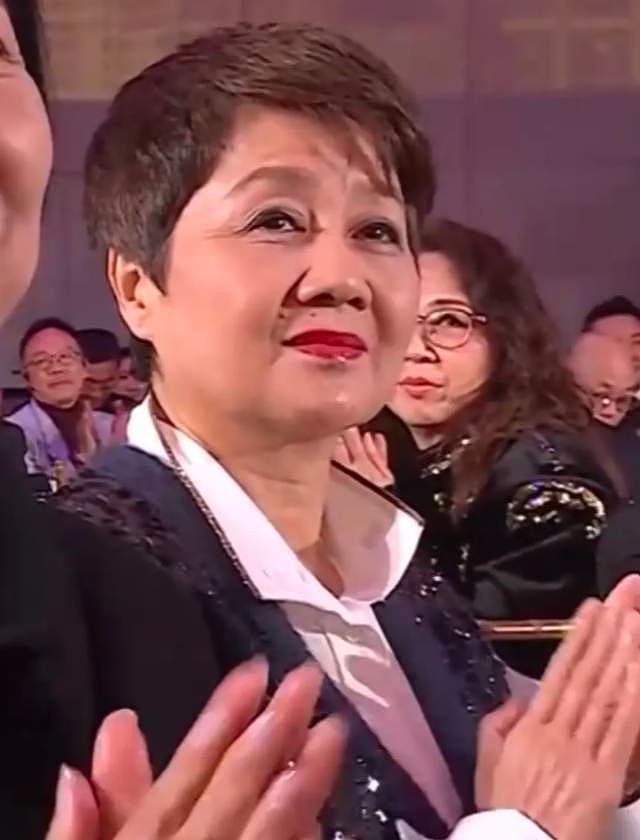 梁安琪何超凤同框差距明显,年龄同样60多岁,前者气血足后者干瘪(组图) - 5