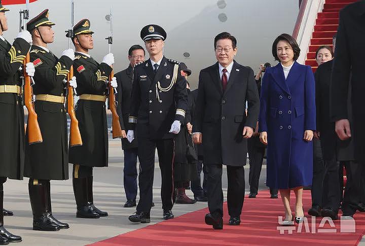 李在明夫妇在北京出席招待会！第一夫人穿传统韩服亮相，又惊艳了（组图） - 14