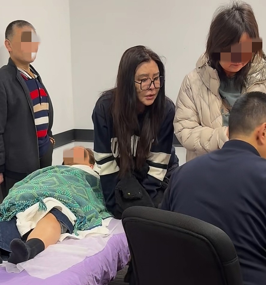 58岁王祖贤现状曝光，虎背熊腰“面瘫脸”引争议（组图） - 26