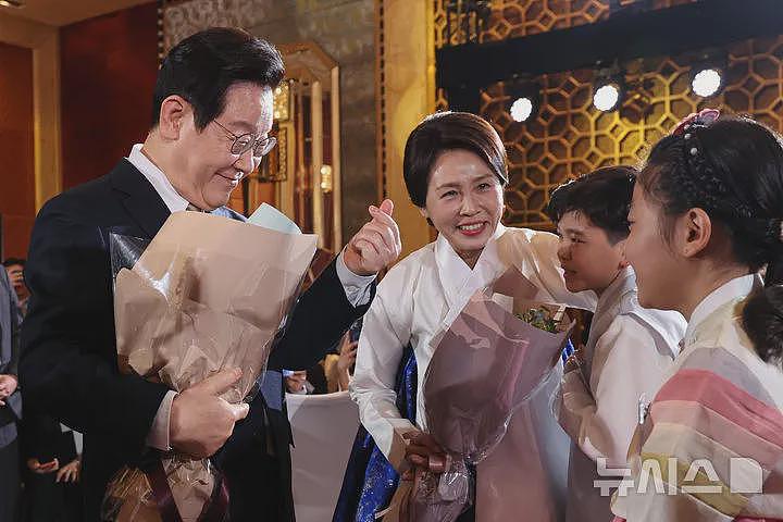 李在明夫妇在北京出席招待会！第一夫人穿传统韩服亮相，又惊艳了（组图） - 6