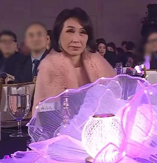 梁安琪何超凤同框差距明显,年龄同样60多岁,前者气血足后者干瘪(组图) - 7