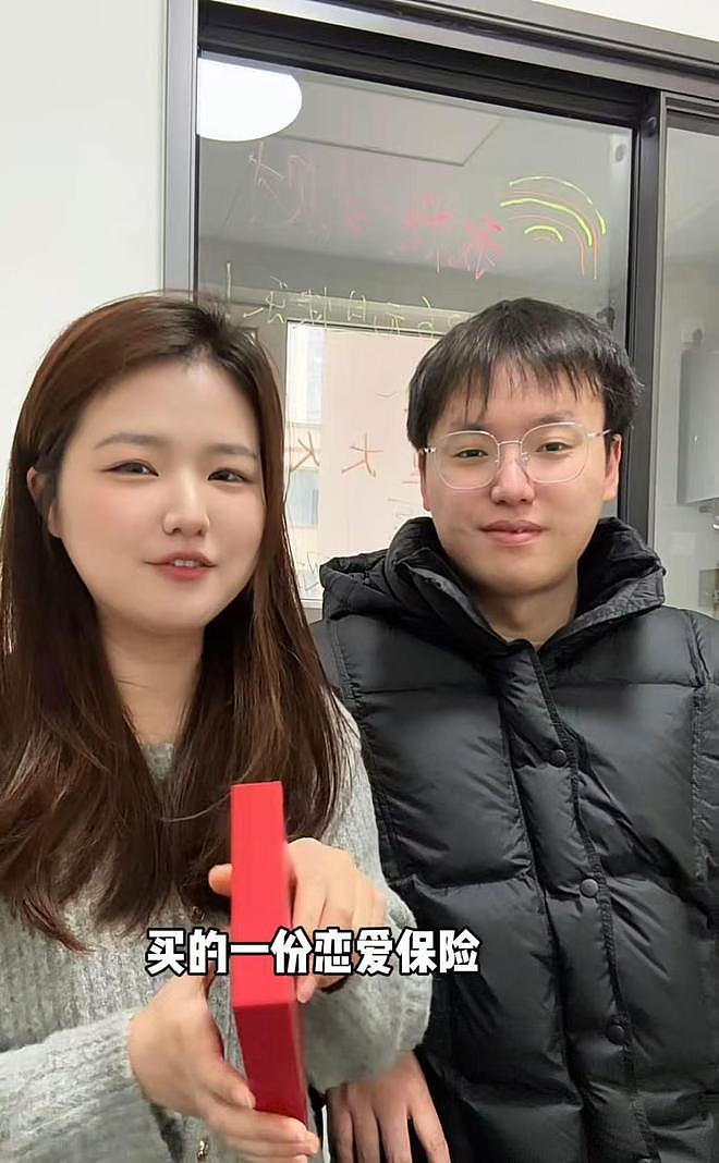 校园情侣199元买“恋爱保险”，10年后结婚申领1万保金（组图） - 1