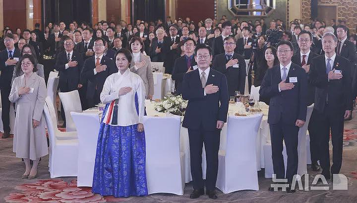 李在明夫妇在北京出席招待会！第一夫人穿传统韩服亮相，又惊艳了（组图） - 7