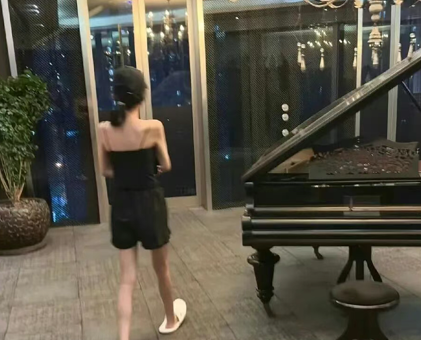 号称玩遍娱乐圈顶流男星的“司晓迪”到底是谁?深扒颜值身份她问题太大!(组图) - 14