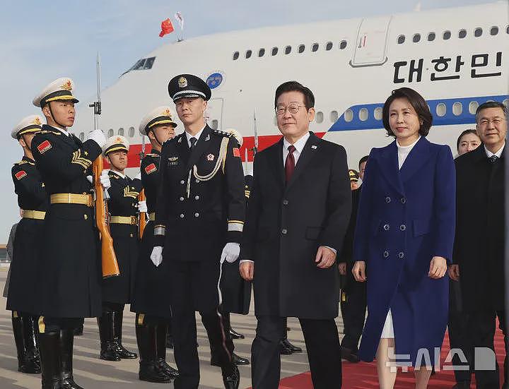 李在明夫妇在北京出席招待会！第一夫人穿传统韩服亮相，又惊艳了（组图） - 12