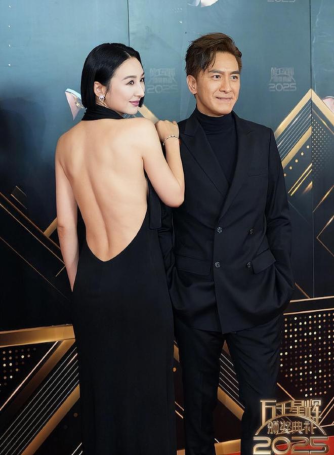 看TVB颁奖礼红毯上的女星,真的捏了一把汗!香港娱乐圈完了(组图) - 7
