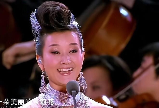 59岁宋祖英现身北京,坐包厢看戏捧场,看她脸才知岁月真不败美人(组图) - 6