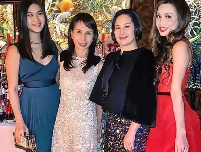 梁安琪何超凤同框差距明显,年龄同样60多岁,前者气血足后者干瘪(组图) - 12