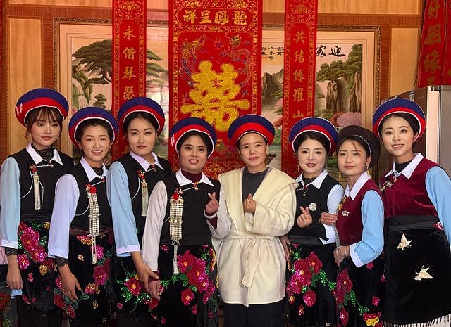 龚琳娜回云南参加邻居婚礼,吃乡村流水席,一桌15道菜12道是荤菜(组图) - 9