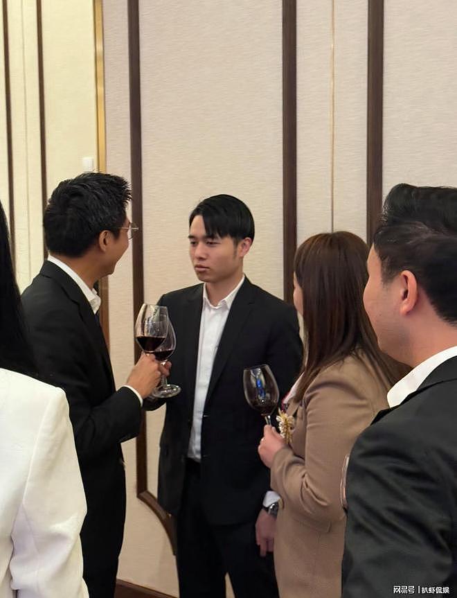 何猷亨大方公开恋情，与女友牵手跨年，脸贴脸高调撒糖好甜蜜（组图） - 4