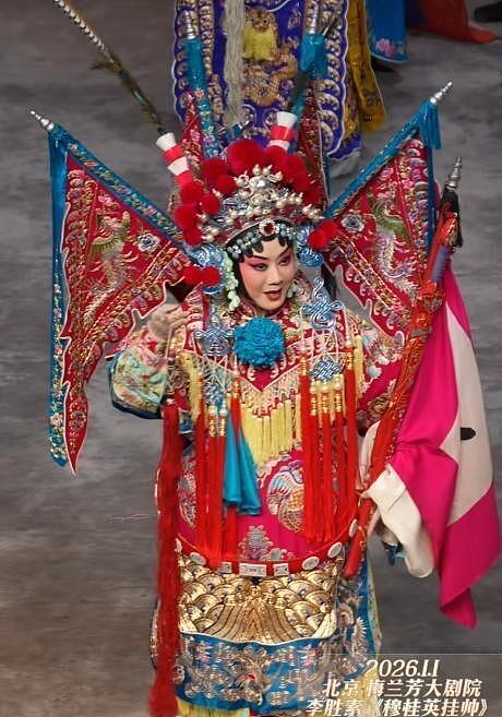 59岁宋祖英现身北京,坐包厢看戏捧场,看她脸才知岁月真不败美人(组图) - 14