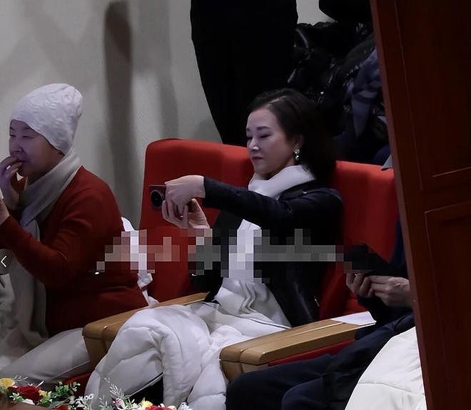 59岁宋祖英现身北京,坐包厢看戏捧场,看她脸才知岁月真不败美人(组图) - 13