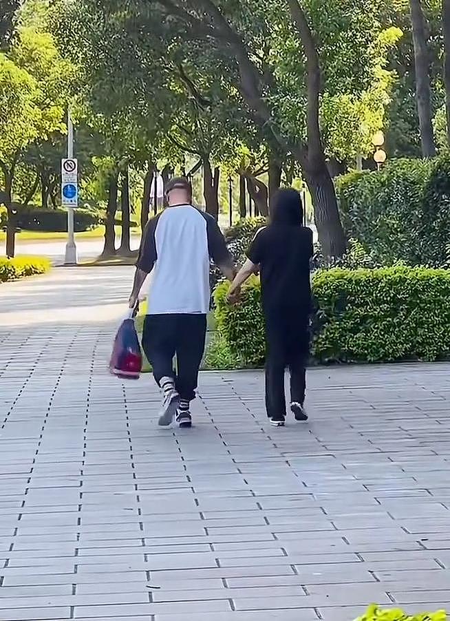 大S离世后第一个跨年,小S带妈妈看烟花,S妈眼含热泪惹人心疼(组图) - 12
