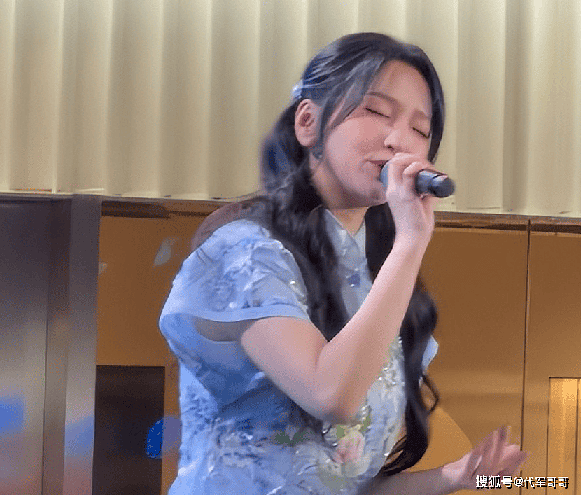 42岁歌手金莎近况曝光！婚礼现场演唱三首歌曲（组图） - 2
