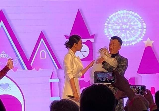 孙红雷和妻子王骏迪逛街,比老婆矮显娇小,55岁不服老打扮很招摇(组图) - 4
