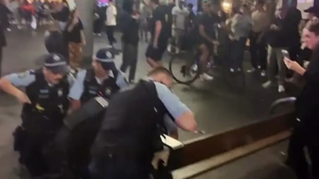 200万次播放!悉尼 George St 男子挑衅警察遭两次喷辣椒水,18岁少年被捕(组图) - 4