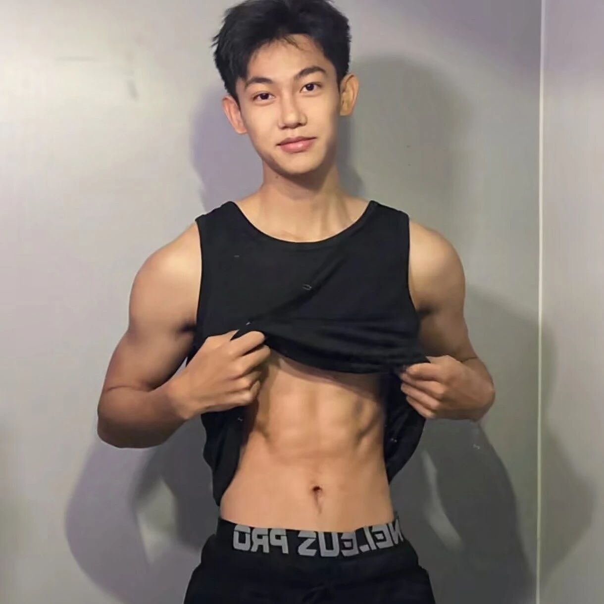 【帅哥】研二白袜体育生火爆校园?网友:这个白袜大长腿也太诱人了吧...(组图) - 5