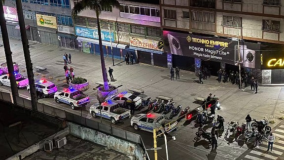 委内瑞拉总统官邸外爆激烈枪响(图) - 1