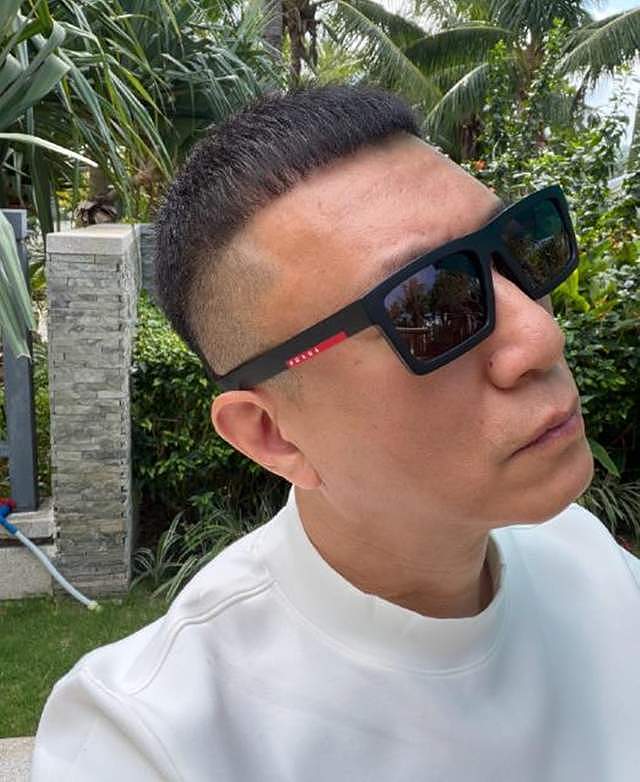 孙红雷和妻子王骏迪逛街,比老婆矮显娇小,55岁不服老打扮很招摇(组图) - 8