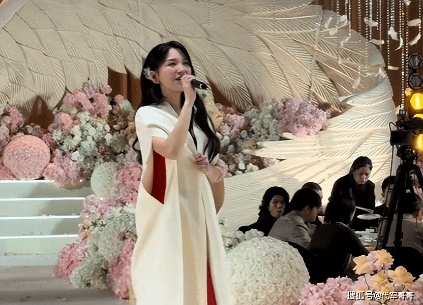 42岁歌手金莎近况曝光！婚礼现场演唱三首歌曲（组图） - 1