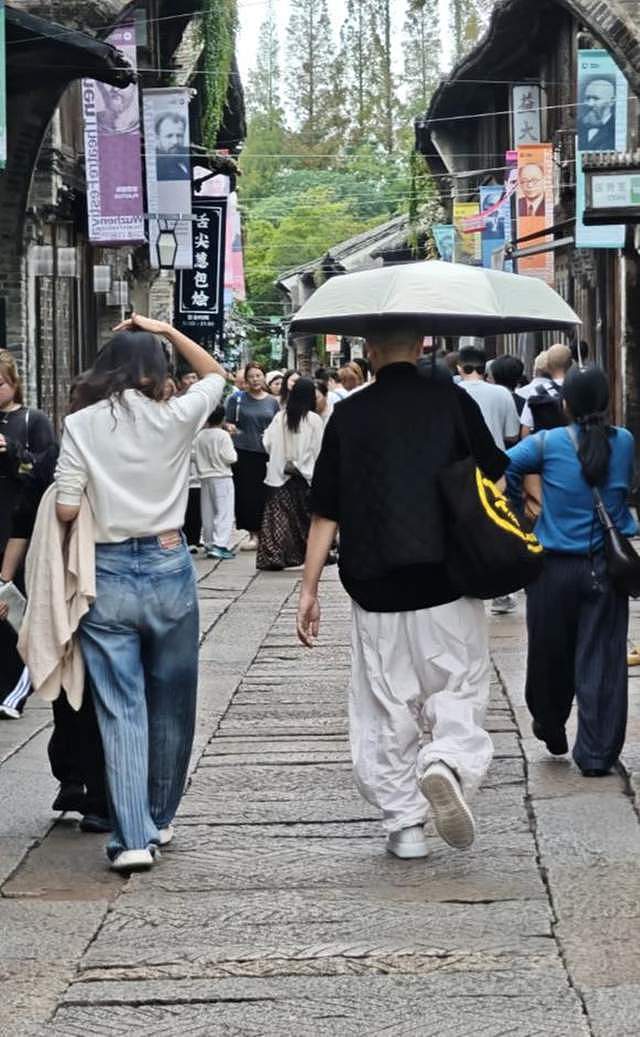 孙红雷和妻子王骏迪逛街,比老婆矮显娇小,55岁不服老打扮很招摇(组图) - 3