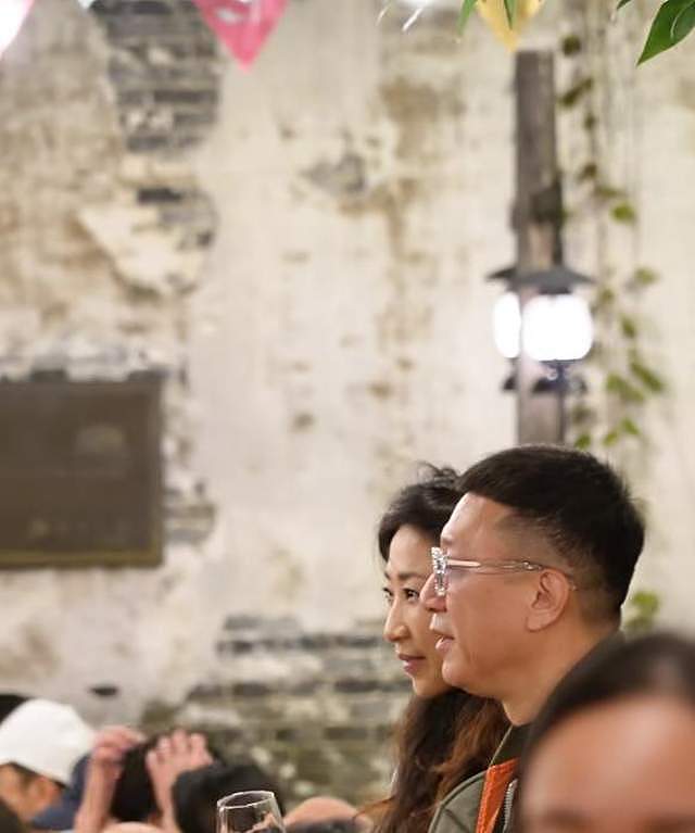 孙红雷和妻子王骏迪逛街,比老婆矮显娇小,55岁不服老打扮很招摇(组图) - 7