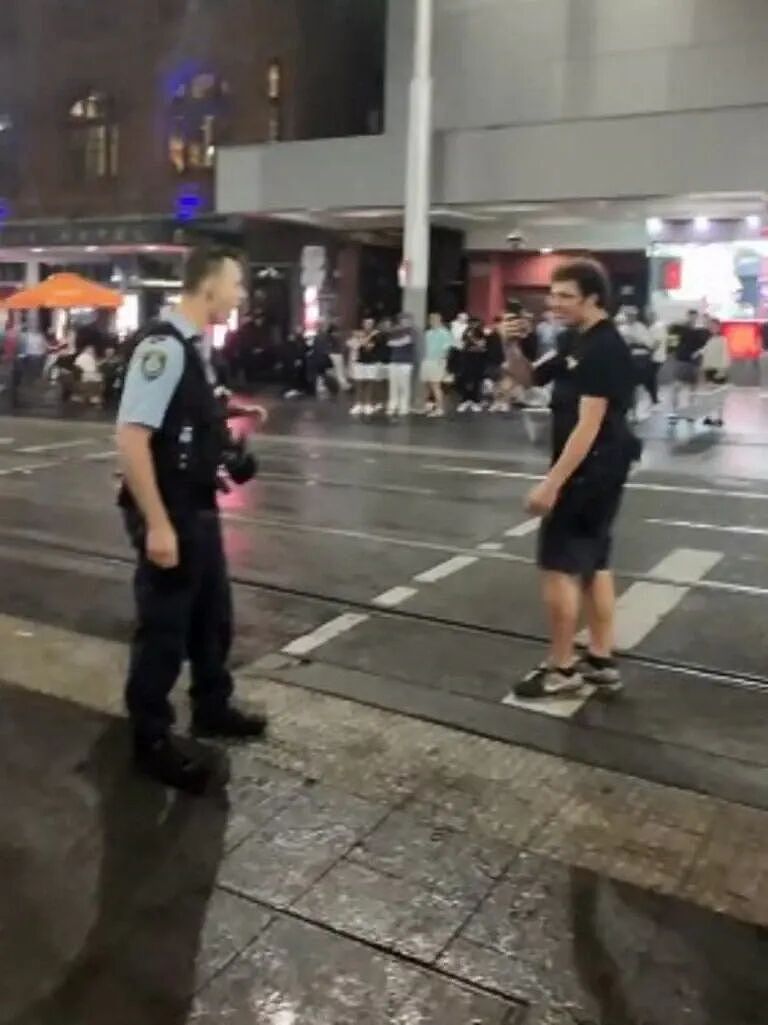 200万次播放!悉尼 George St 男子挑衅警察遭两次喷辣椒水,18岁少年被捕(组图) - 1
