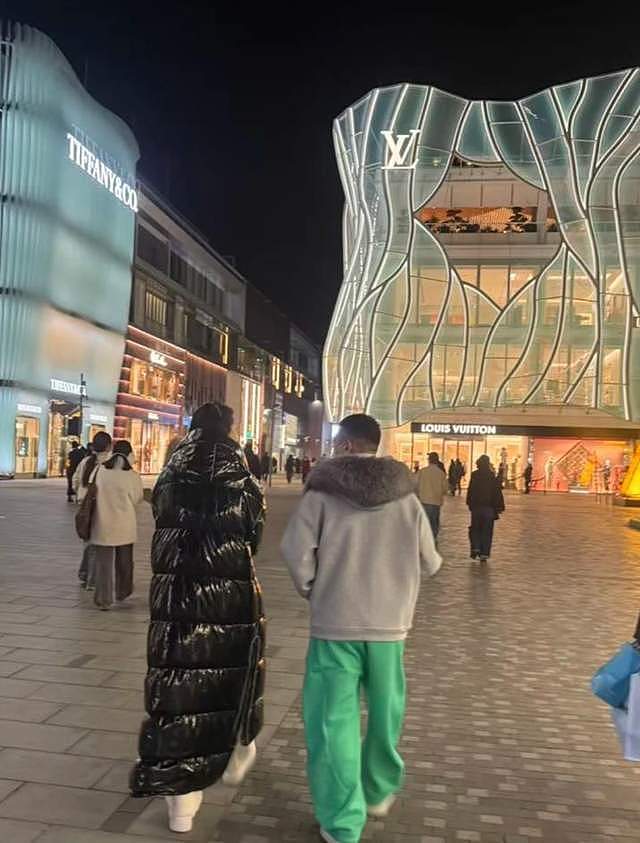 孙红雷和妻子王骏迪逛街,比老婆矮显娇小,55岁不服老打扮很招摇(组图) - 2