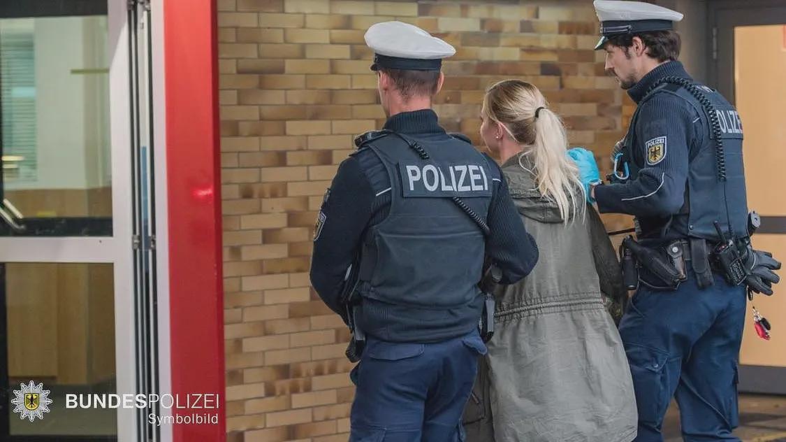 中国留学生德国车站遭袭,反击致对方锁骨骨折及头部裂伤,警方认定:防卫(组图) - 1