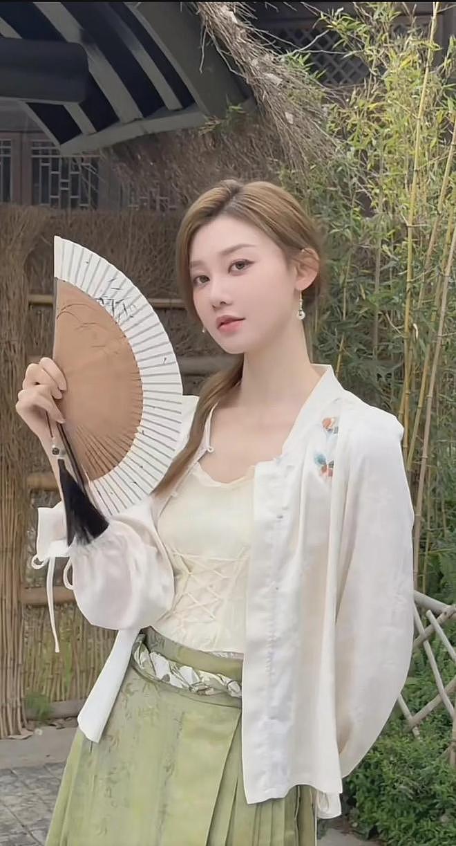 【美女】她是车模界的天花板,身材气质长相样样俱佳,你确定不动心(组图) - 8