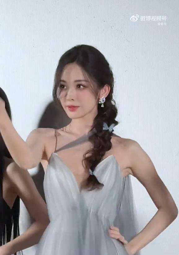 娜扎跳舞用力过猛肩带突然断了,本人直接扯掉继续跳舞(图) - 3