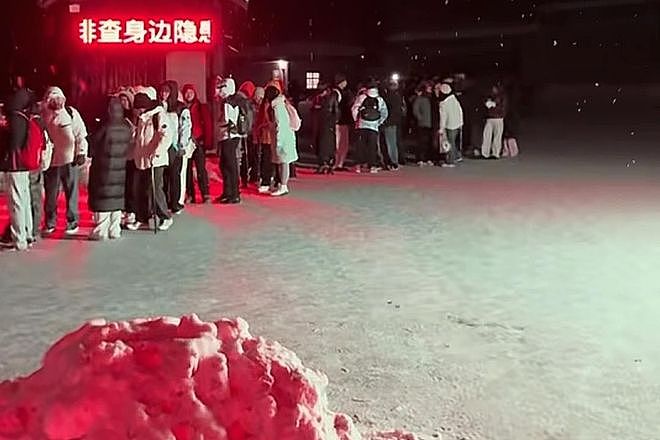 “没见过这么离谱的”!深夜零下20℃,数百游客滞留!两知名景区双双被挤爆,最新致歉(组图) - 13