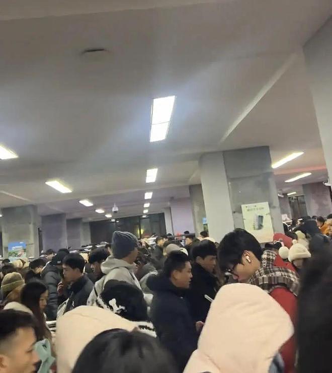 “没见过这么离谱的”!深夜零下20℃,数百游客滞留!两知名景区双双被挤爆,最新致歉(组图) - 1