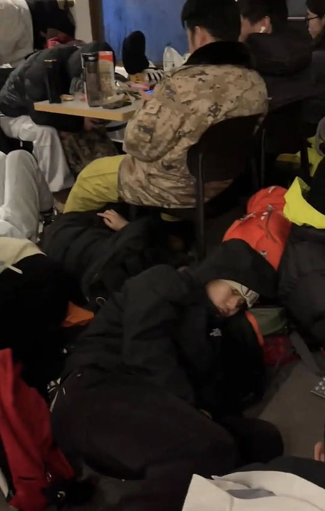 “没见过这么离谱的”!深夜零下20℃,数百游客滞留!两知名景区双双被挤爆,最新致歉(组图) - 7