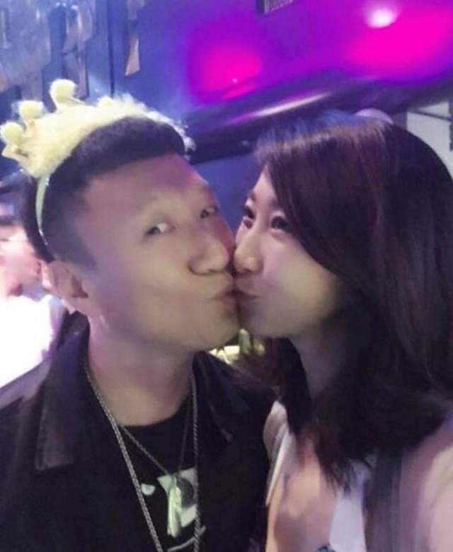 孙红雷和妻子王骏迪逛街,比老婆矮显娇小,55岁不服老打扮很招摇(组图) - 6