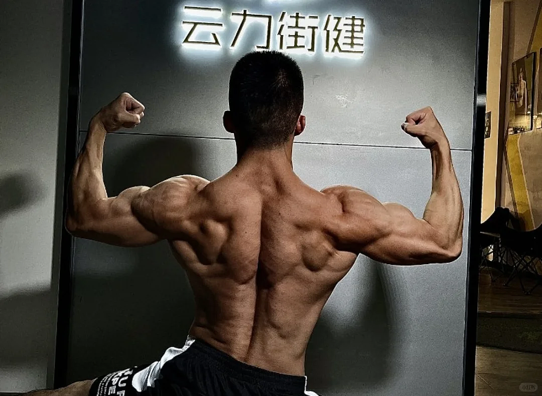 【帅哥】3D立体虎头肩,斜方肌战士五年练就极难的俄挺,塑造完美体态(组图) - 6